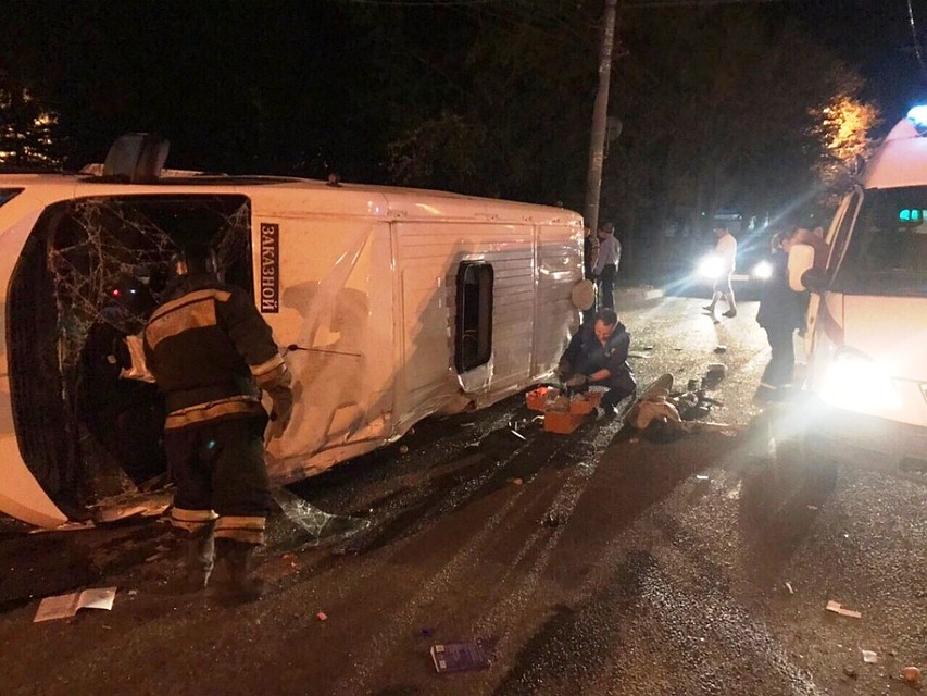 Автобус проволокло по асфальту после падения. Фото: УБЖ Челябинска.