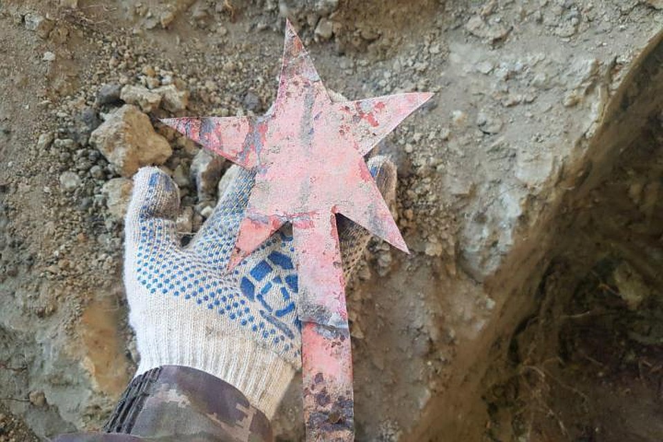 Раньше возле каждой могилы стояла пирамидка со звездой, позже их демонтировали и зарыли сверху могил.