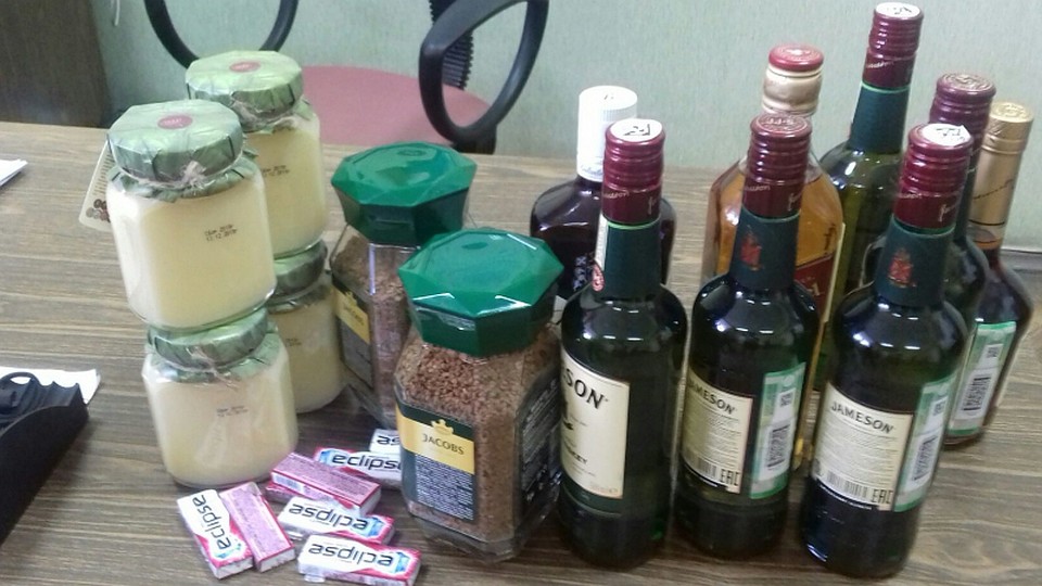 Из магазинов похищали дорогой алкоголь и продукты
