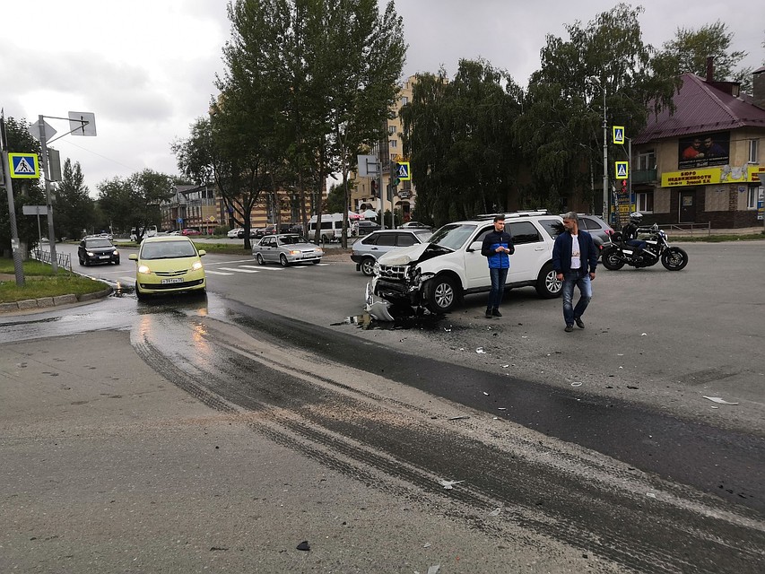 В Омске внедорожник врезался в маршрутку с пассажирами