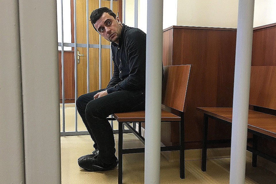 Прошло больше года после той страшной аварии, но Исаханов до сих пор считает, что на него «вешают всех собак»
