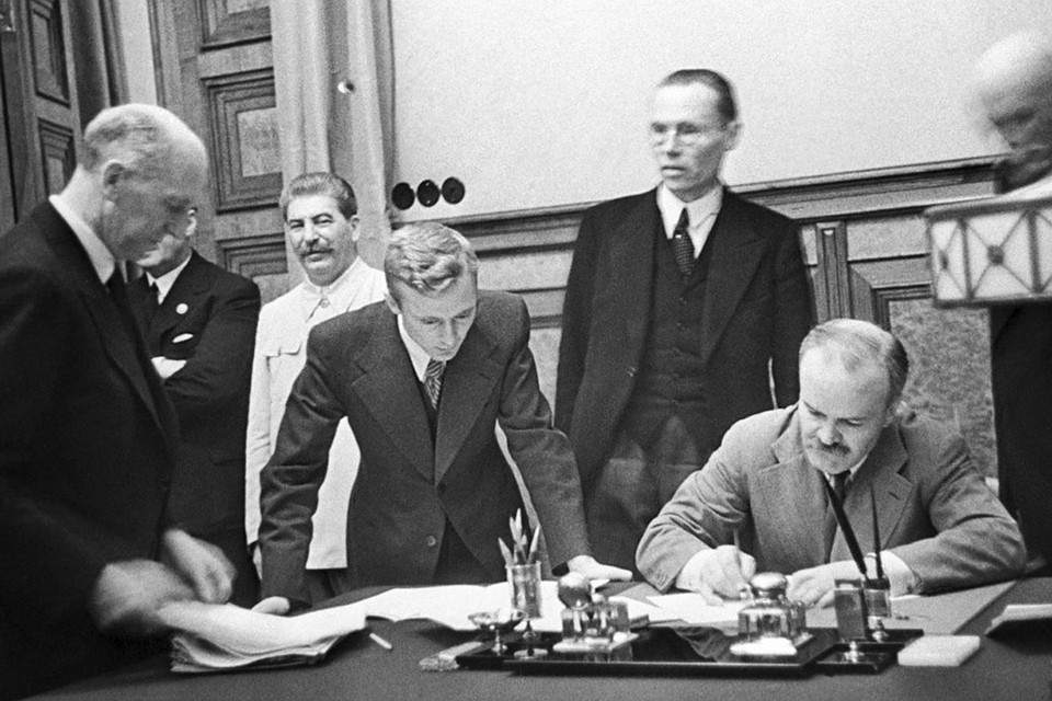 Ровно 80 лет назад, 23 августа 1939 года, Вячеслав Молотов (сидит за столом) и Иоахим фон Риббентроп (крайний слева) подписали пакт о ненападении между СССР и Германией
