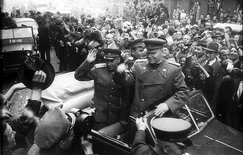 Маршал Конев в освобожденной Праге в 1945 году. Фото: Karel Hajek/en.wikipedia.org