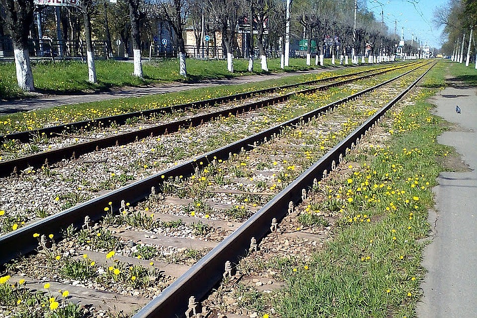 Проехать по рельсам не получилось ни у нарушителя ни у гаишников. Встали все.