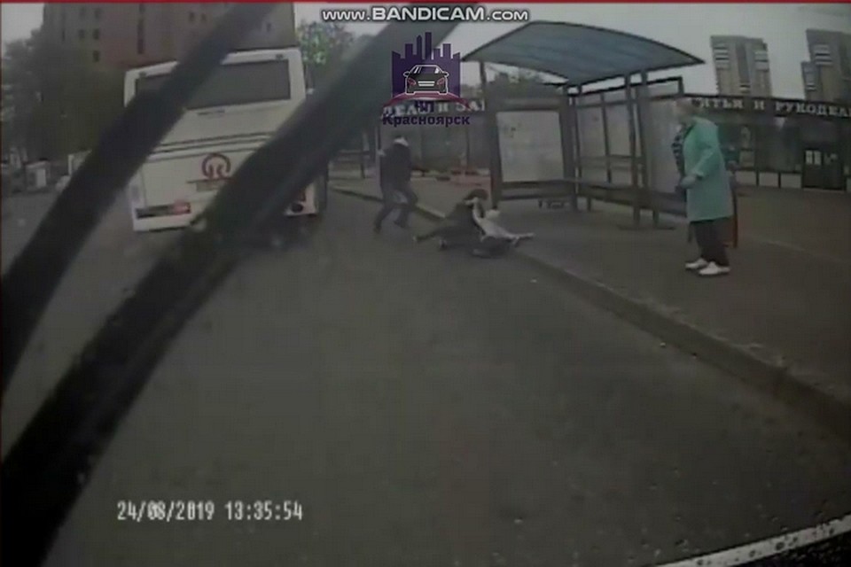 В Красноярске на остановке три пассажира выпали из автобуса. Стоп-кадр видео
