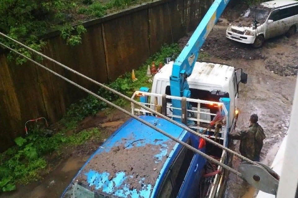 Сразу два оползня сошли с косогоров после сильных ливней.