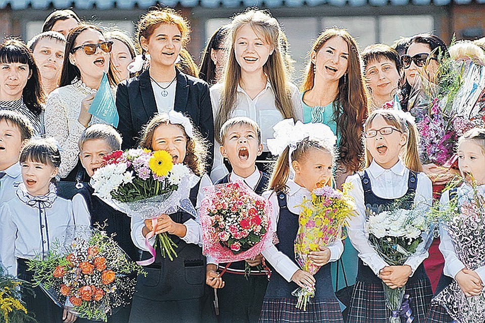 Торжественная линейка в День знаний больше похожа на витрину цветочного магазина.