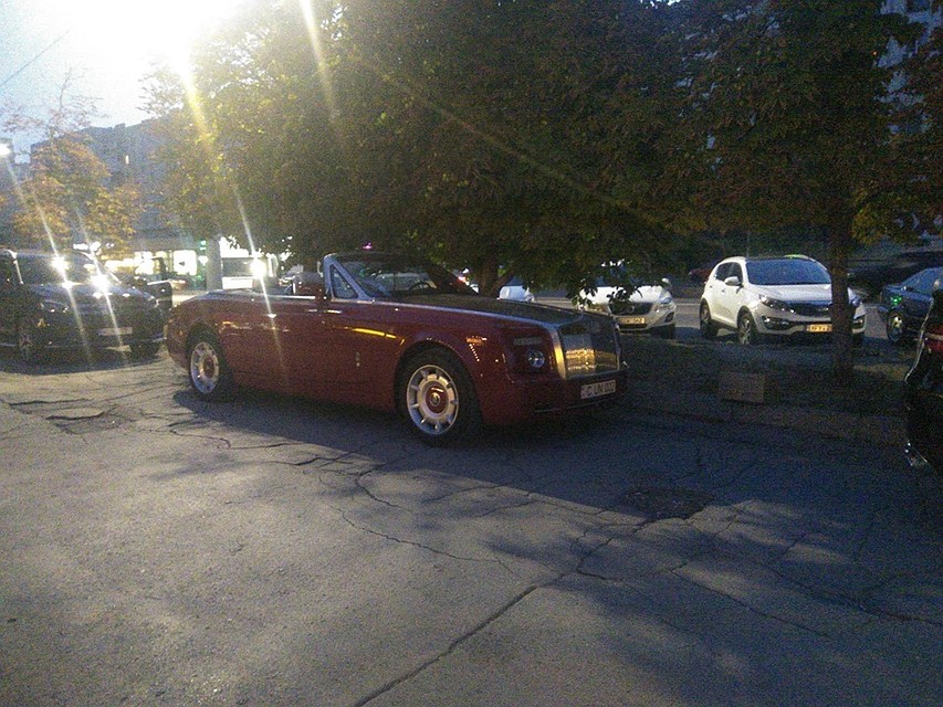 Так автомобиль миллионера был припаркован сначала.