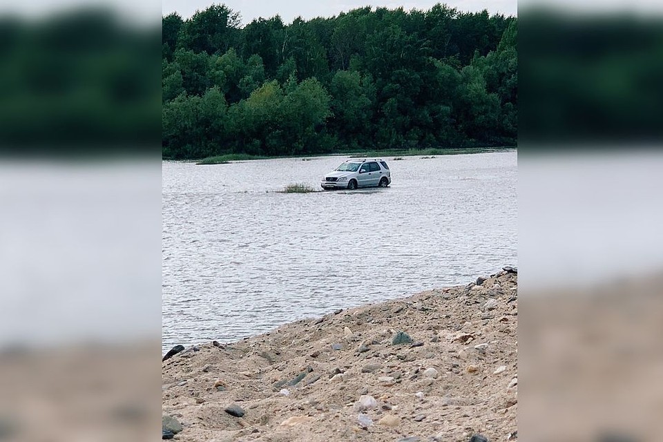 Машина оказалась припаркованной посреди воды.