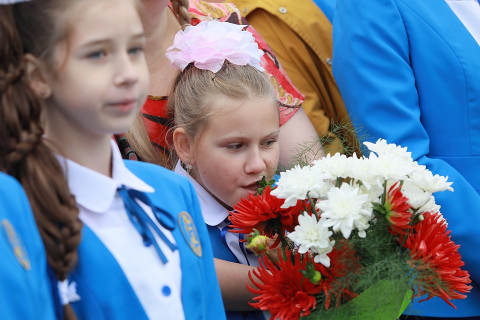 Слезы, смех и поедание букетов: линейки в честь Дня знаний прошли в Красноярске.
