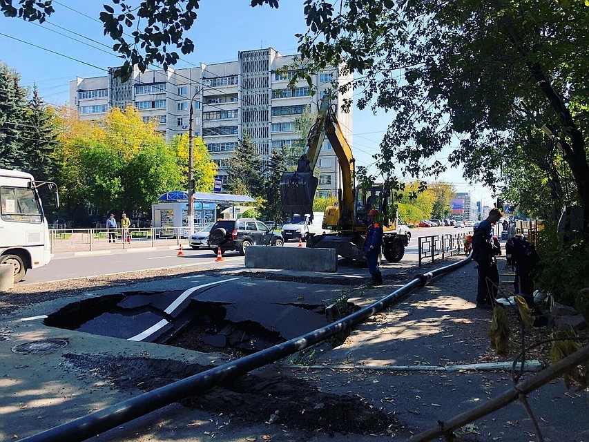 Предположительно, ЧП произошло из-за обрушения свода канализационного коллектора Фото: vk.com/"Тверь ВКонтакте"