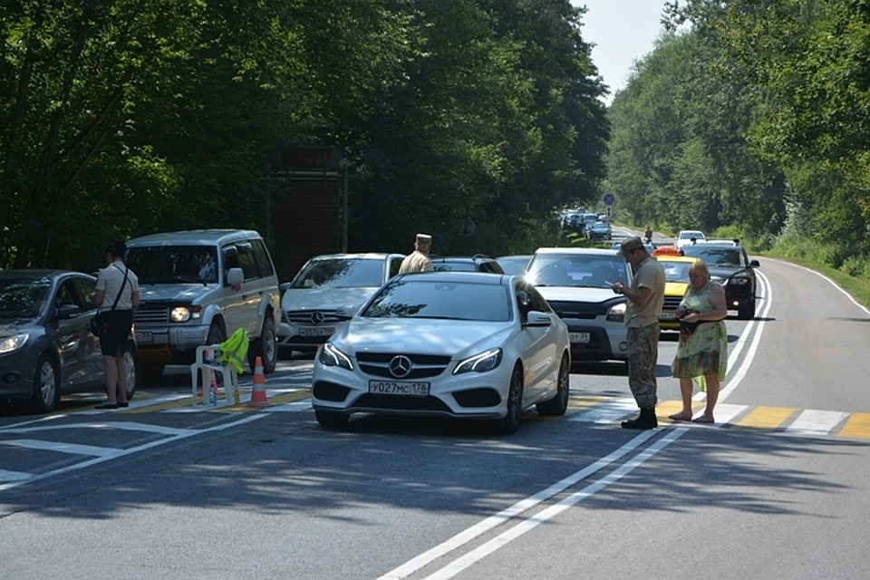 В жаркий день попасть на Куршскую косу очень непросто - перед КПП выстраиваются длиннющие очереди.