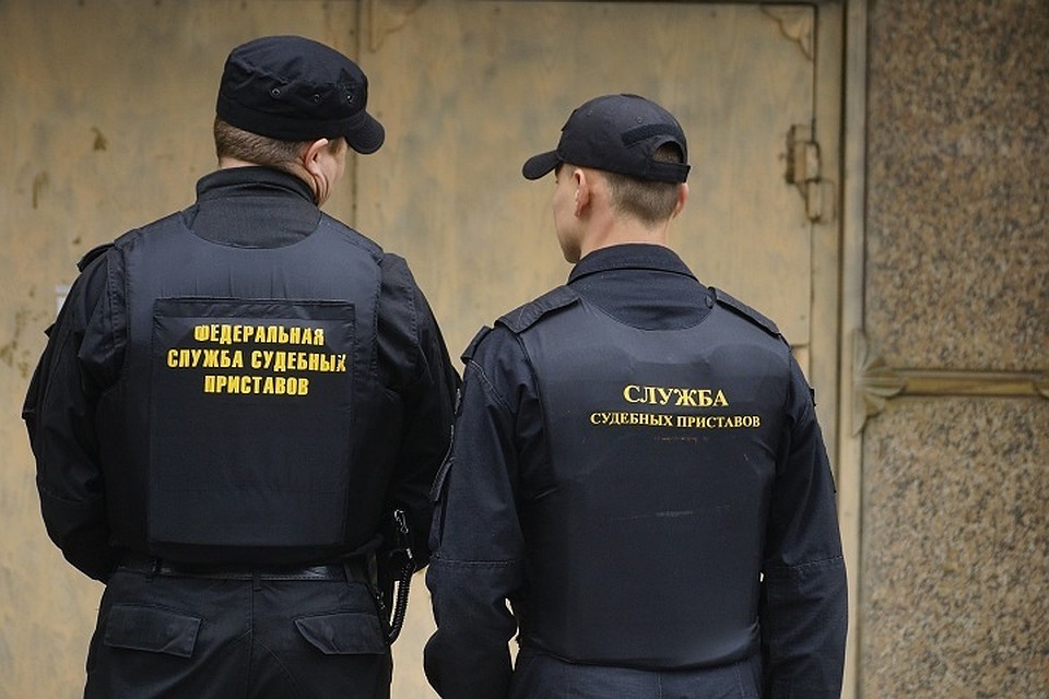 Мужчину, намеревшегося отдохнуть в Казахстане, остановили на границе и потребовали оплатить долги