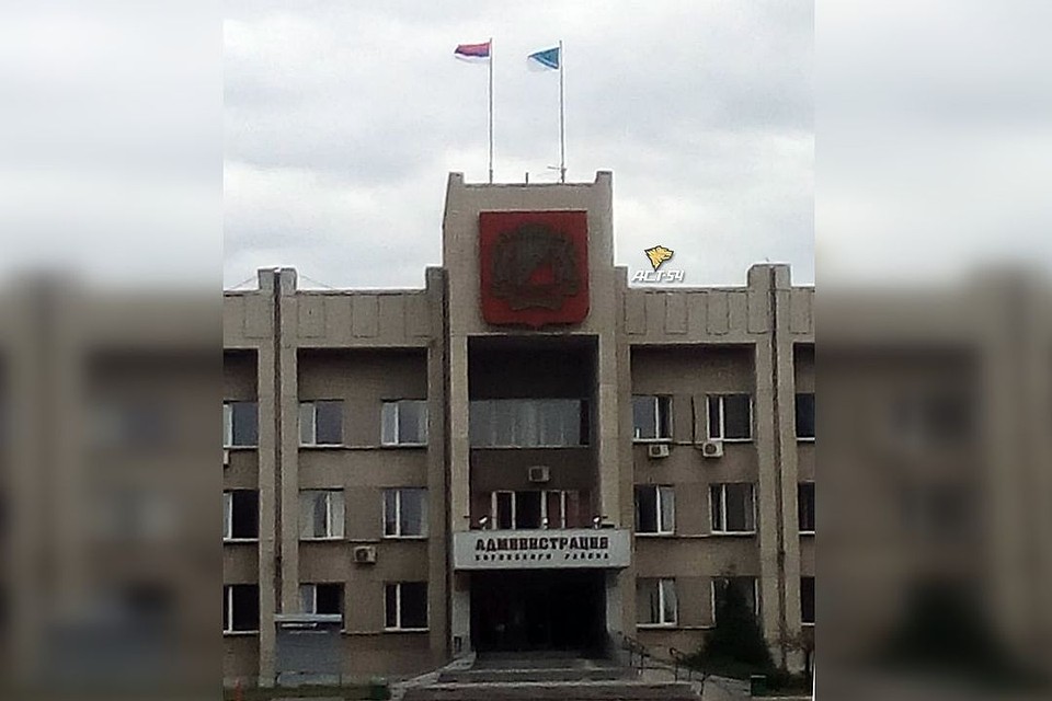 Оплошность с флагом на крыше администрации рассмешила новосибирцев.