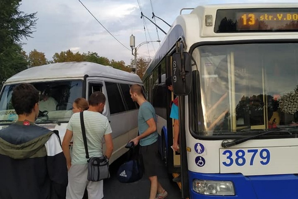 Не смогли разъехаться троллейбус и микроавтобус. Фото: ГБМ/facebook