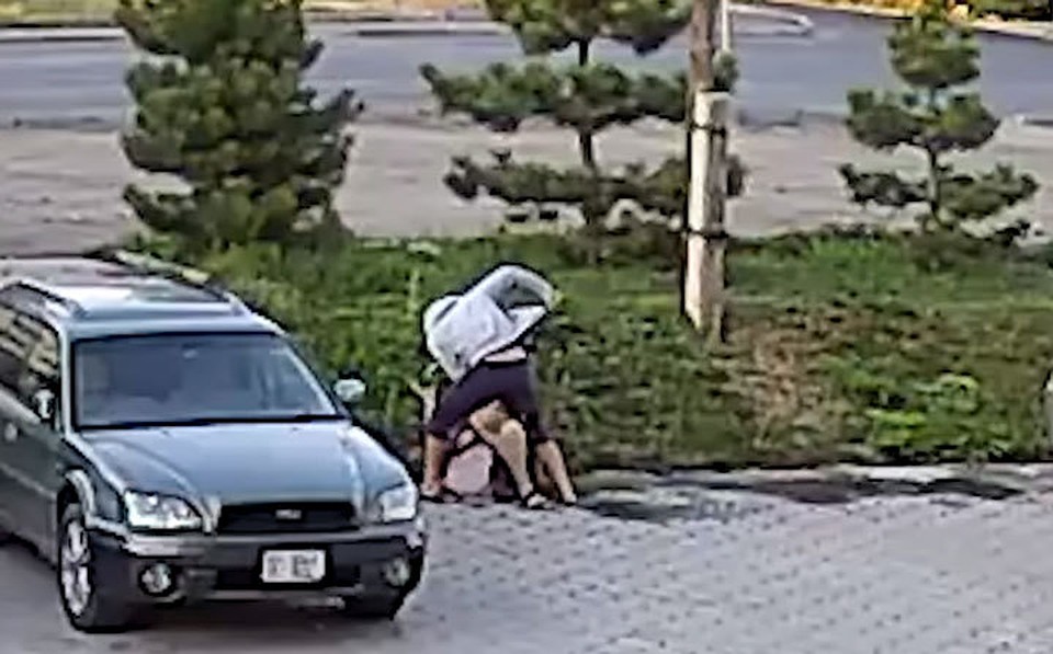 Момент избиения попал на видео.