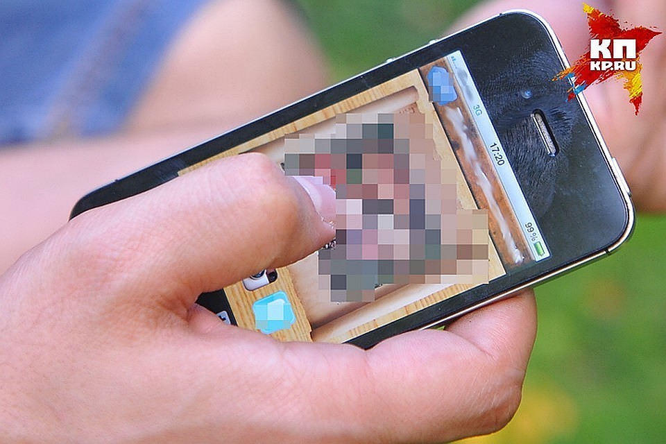 Ну улице у мужчины грабитель вырвал телефон