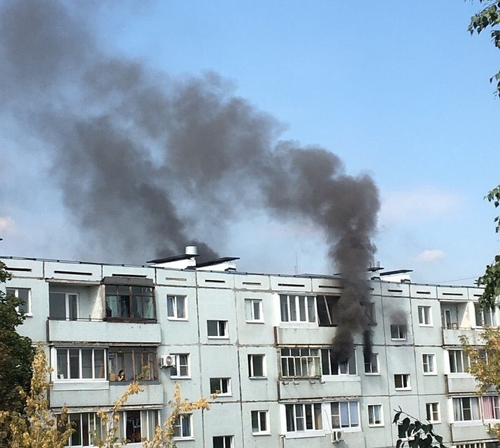 Пожар произошел в 3-комнатной квартире на четвертом этаже дома на Курчатова