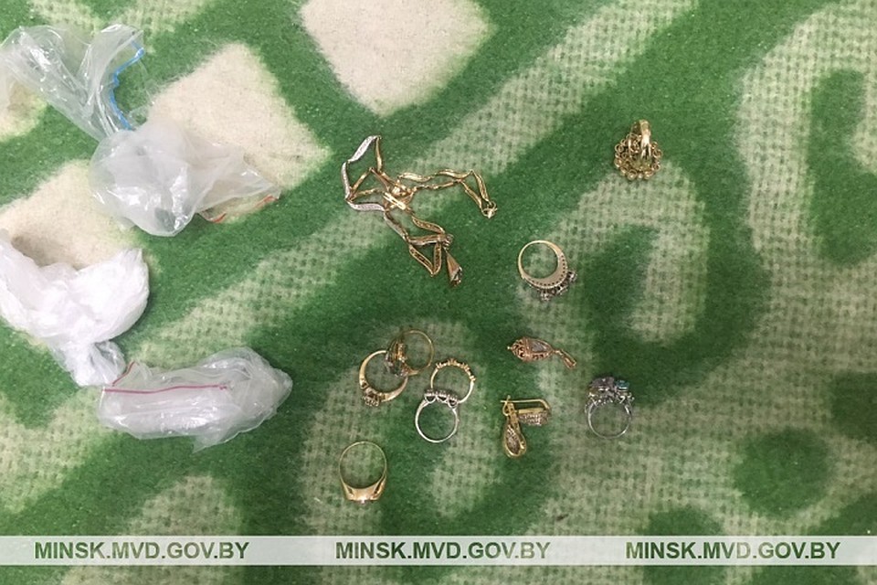 Воровка успела сдать в ломбард часть украденных украшений. Фото: ГУВД Мингорисполкома.