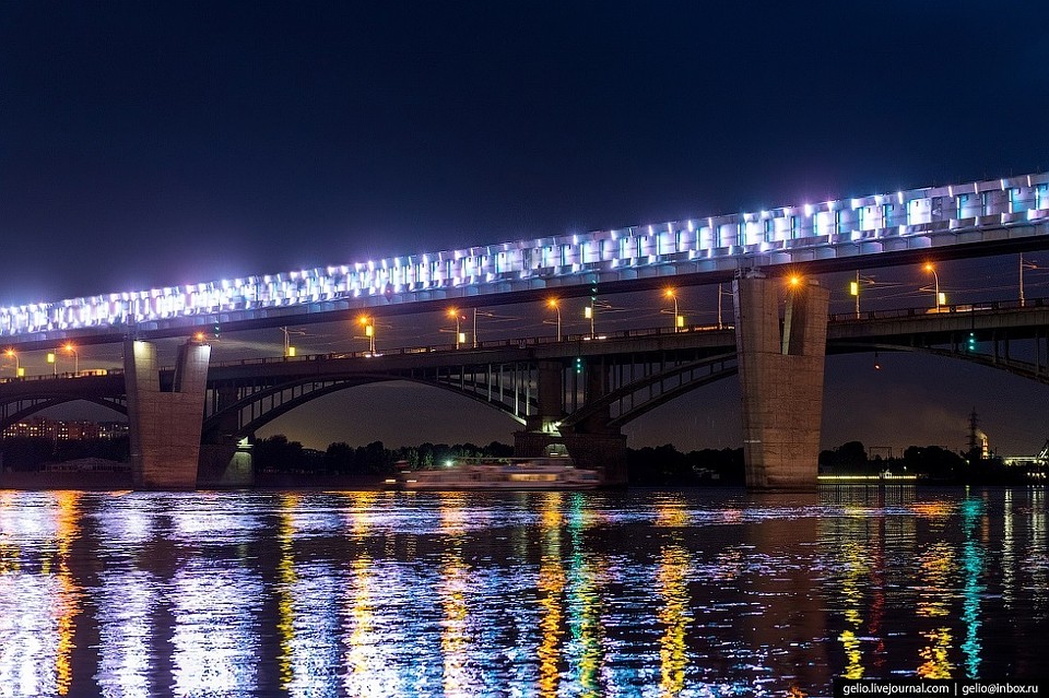 Теперь метромост светится в темноте. Фото: Слава Степанов
