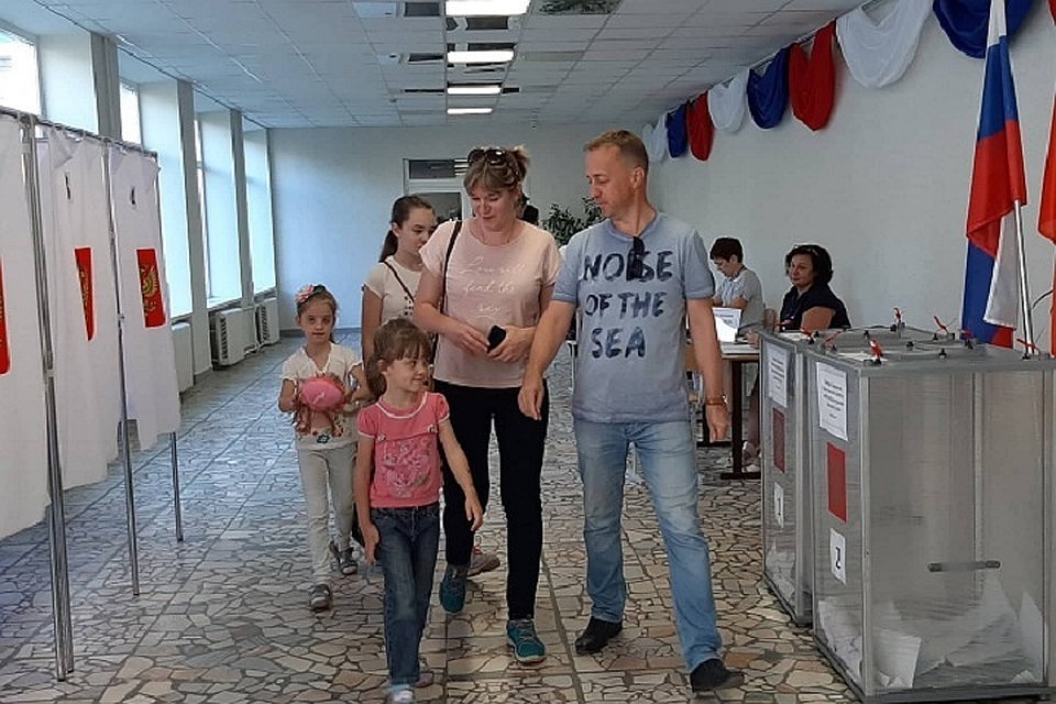 Социологи опрашивали людей на входе в избирательные участки
