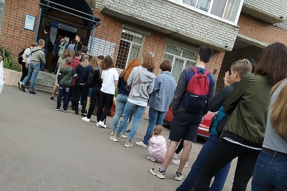 На прошлой неделе в Ярославле выстроились огромные очереди за проездными. Фото: "Подслушано в Ярославле" в "ВКонтакте".