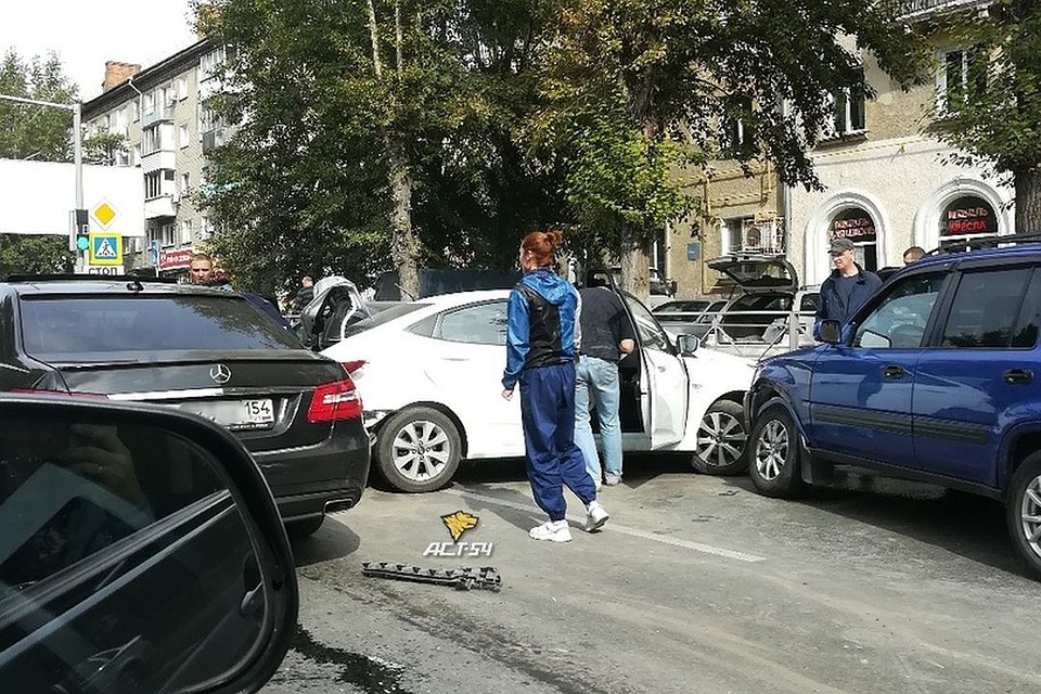 На Мочищенском шоссе столкнулись несколько машин.