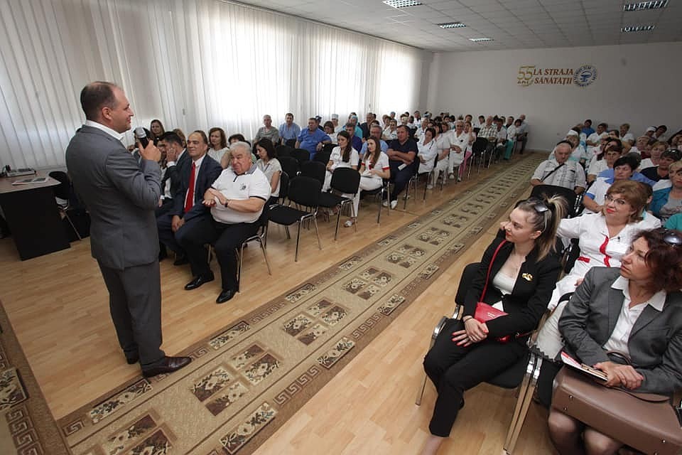 Ион Чебан на встрече с сотрудниками больницы.