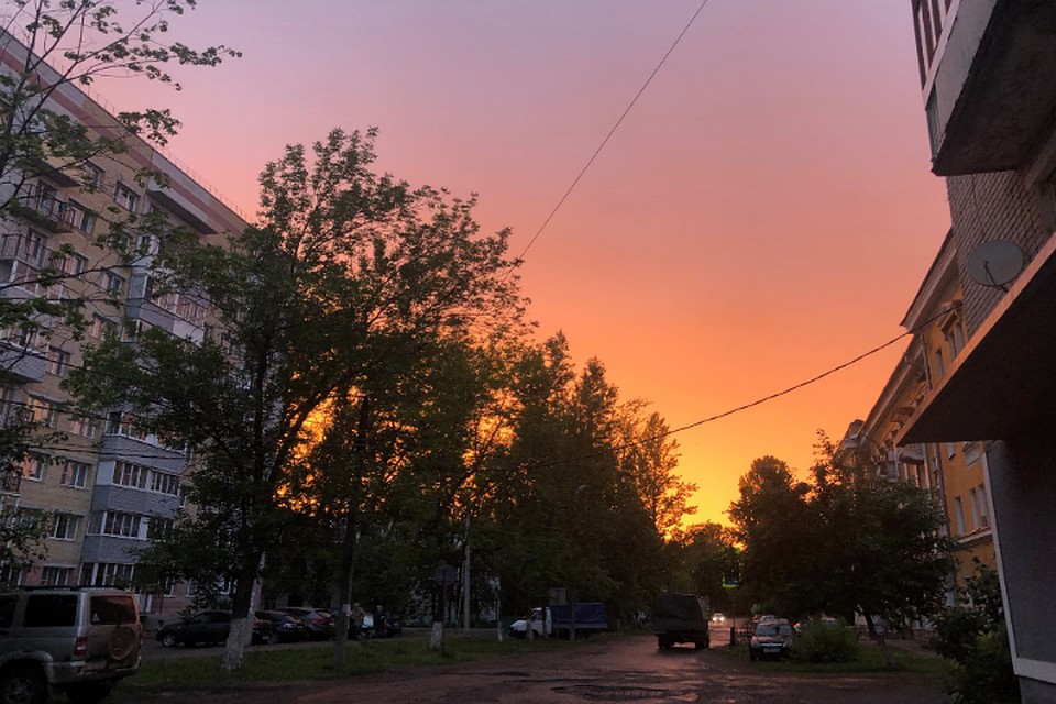 Едкий запах в воздухе сопровождается взвесью и туманом