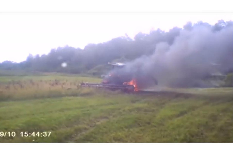 Комбайнер сам пытался потушить огонь, но не справился. Фото: скриншот видео МЧС