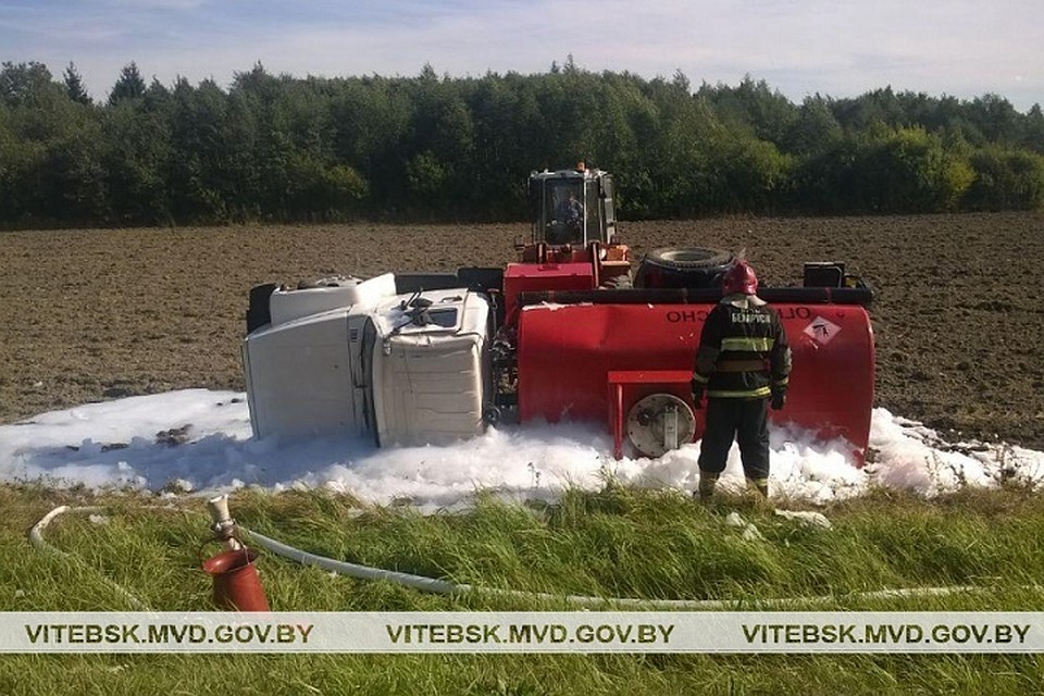 Водитель не справился с управлением и машина оказалась в кювете. Фото: УВД Витебского облисполкома.