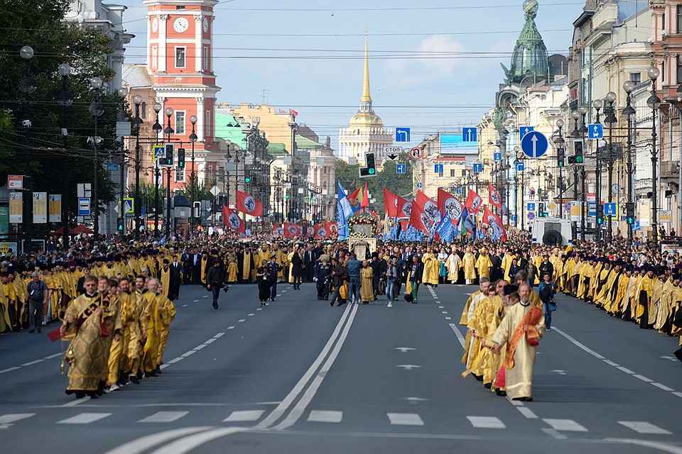 Крестный ход 12 сентября 2019 года в центре Петербурга создал транспортный коллапс в городе.