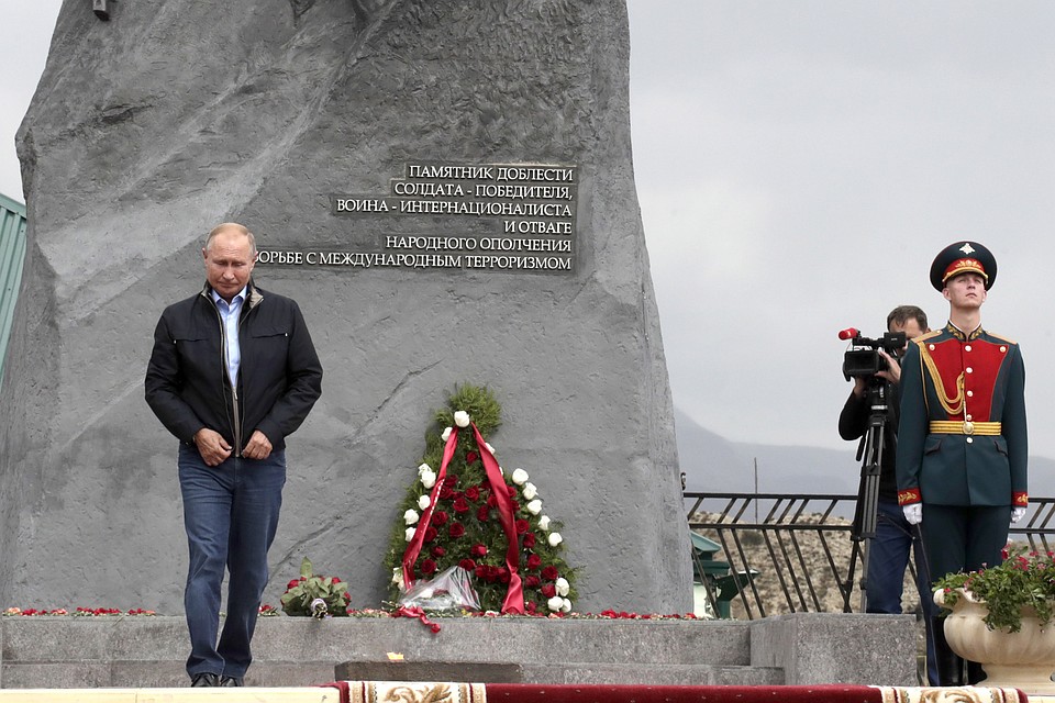 Путин у мемориала в Дагестане. Фото: Михаил Метцель/ТАСС