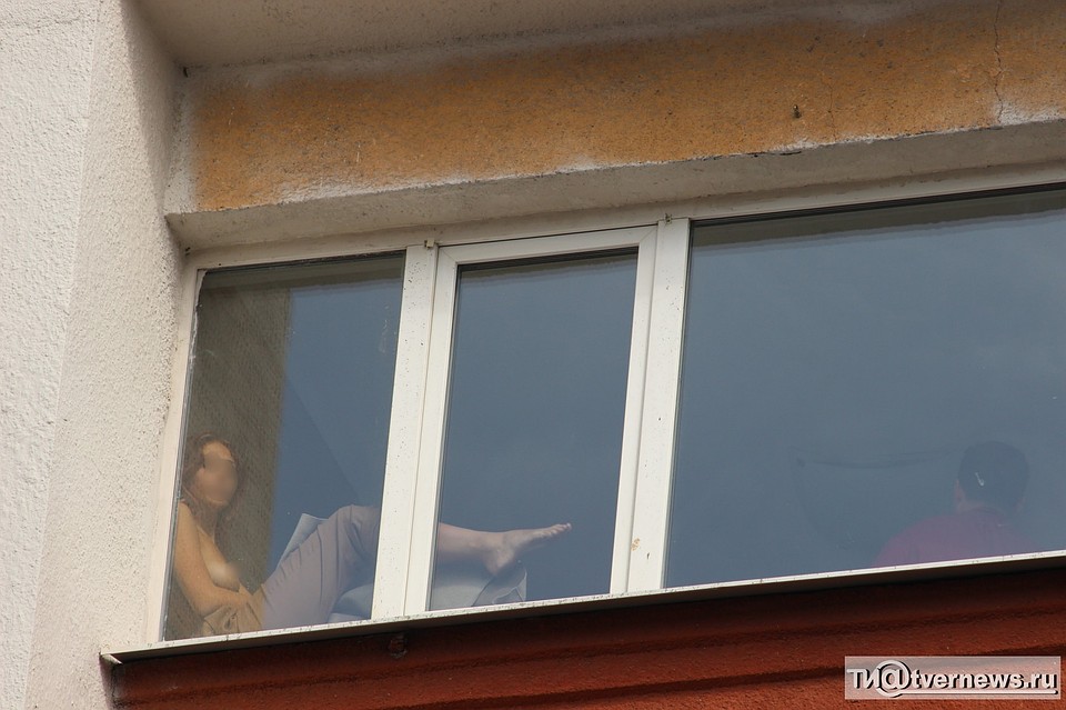 Полуголая девушка устроила шоу в окне седьмого этажа гостиницы Фото: ТИА
