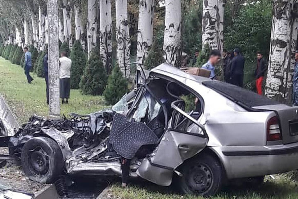 Легковой автомобиль после столкновения с автобусом превратился в груду железа.