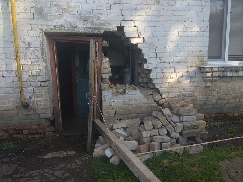 В Орле жители аварийного дома просят помощи у минстроя. Фото: региональное отделение ОНФ