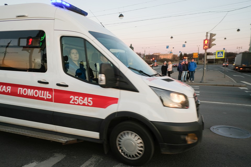 В массовой драке в Апраксином переулке двоих мужчин порезали ножом