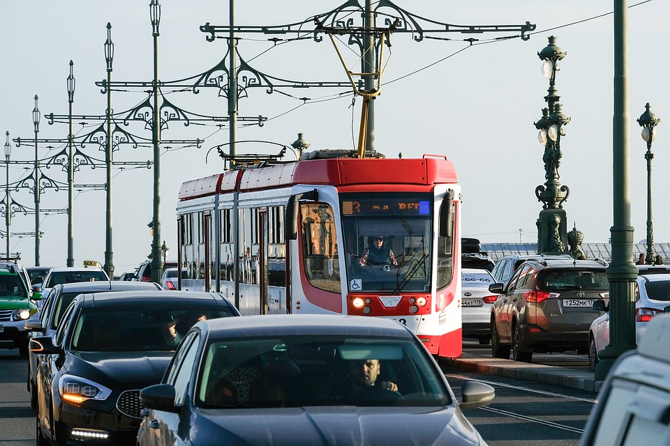 Петербург встал в пробках дождливым утром понедельника