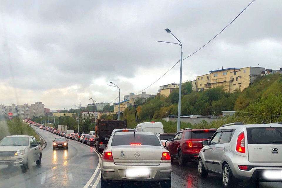 Утро 16 сентября началось с большой пробки на улице Рогозерская. Фото: Роман Глек