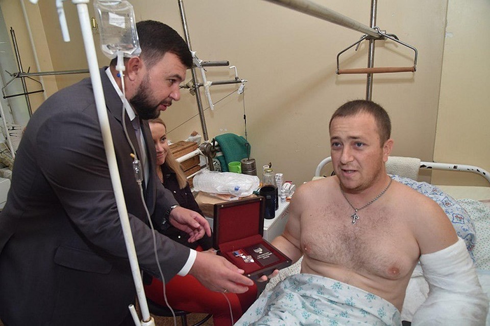 Денис Пушилин вручил знак отличия «За заслуги перед Республикой» – трем сотрудникам МЧС. Фото: denis-pushilin.ru