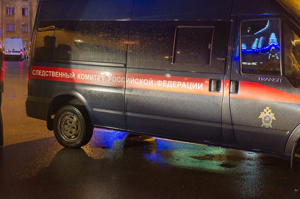 Ребенка нашли запертым в квартире с телом матери