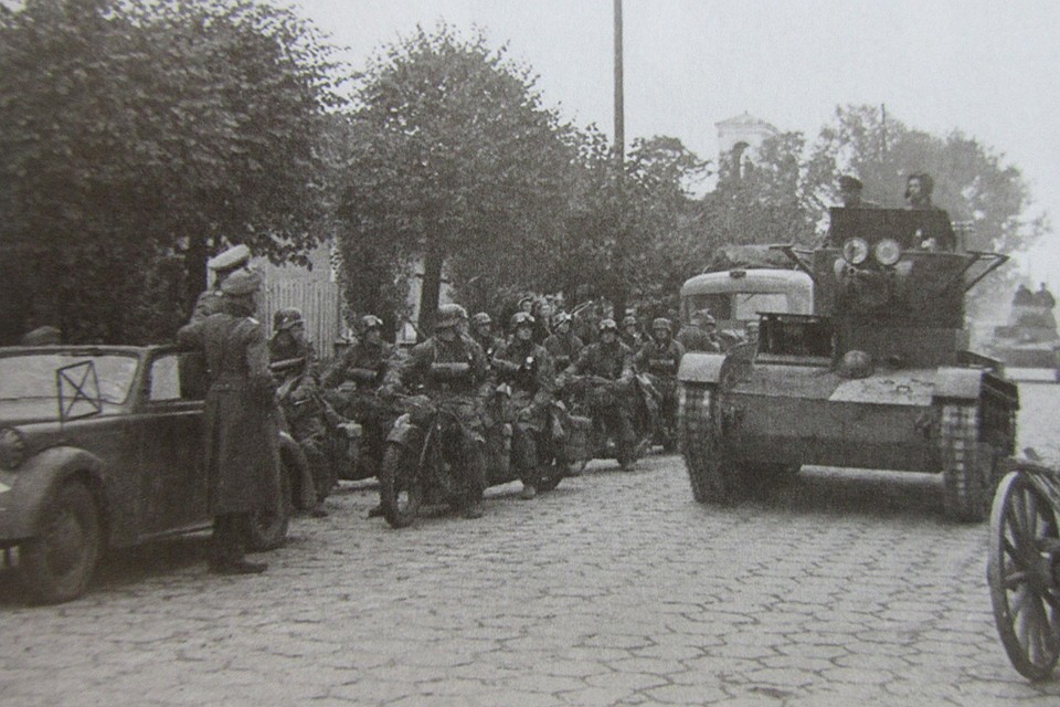 22 сентября 1939-го. Немецкие мотоциклисты смотрят, как танки Красной армии входят в Брест.