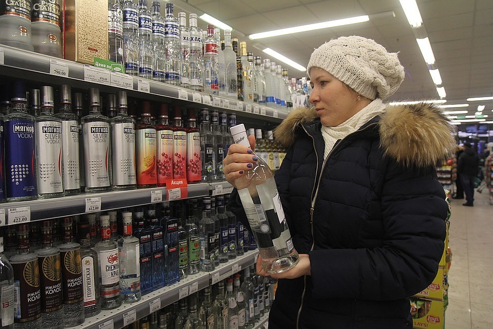 Эксперты Роскачества рассказали, как не ошибиться при выборе белого вина