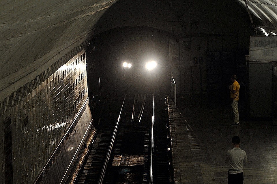 Движение метро приостановлено