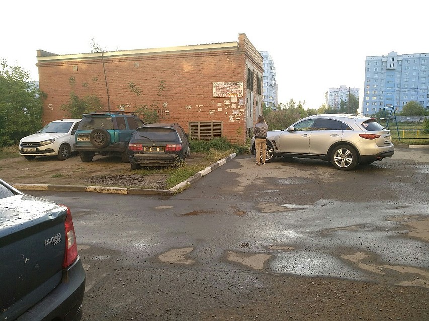 Омичка замяла сразу две машины.