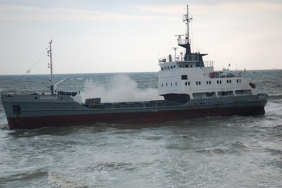 Во время шторма судно снялось с якоря, чтобы поменять стоянку.
