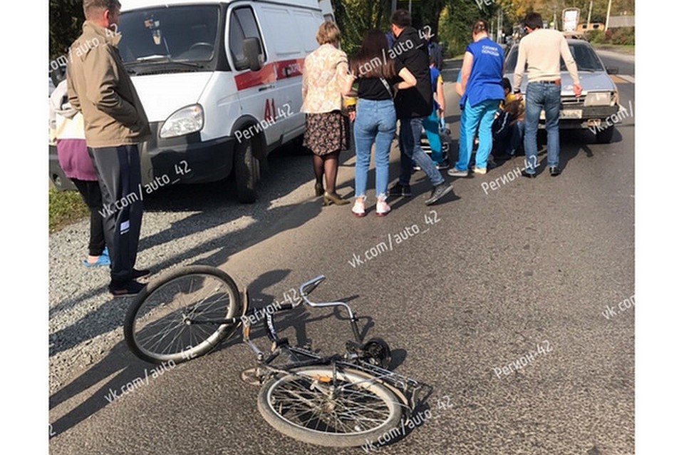 Машина сбила ребенка на велосипеде в Кемерове. ФОТО: vk.com, "Регион 42"