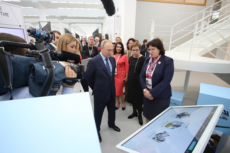 Президент России с большим вниманием отнесся к представленным результатам реализации программы. Фото предоставлено пресс-службой Союза «Молодые профессионалы (Ворлдскиллс Россия)»