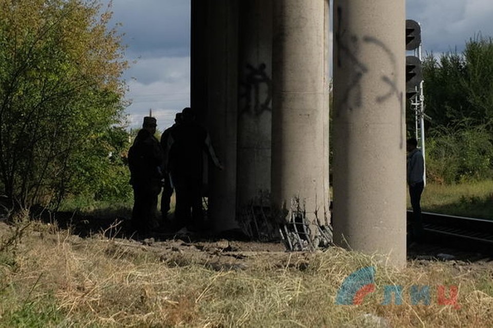 В Луганске террористы подорвали путепровод, по которому должны были двигаться автомобили гумконвоя из России. Фото: ЛИЦ