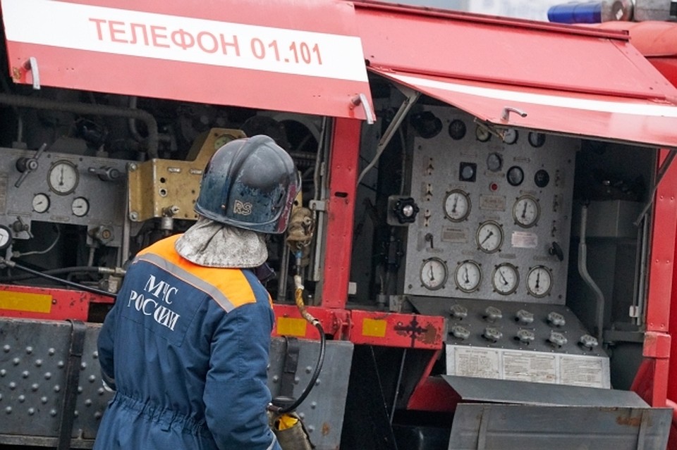 Пожарные в Хабаровске тушили горящую баню на территории завода